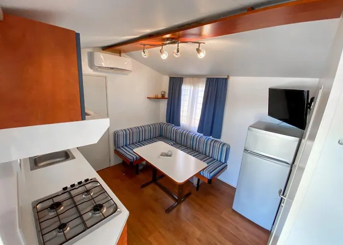 Mobilheim 6 Personen Pool Am * Турань